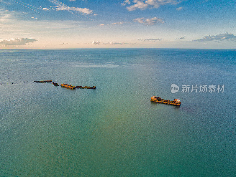 桑树港上空的无人机日落照片/诺曼底登陆日/法国/历史